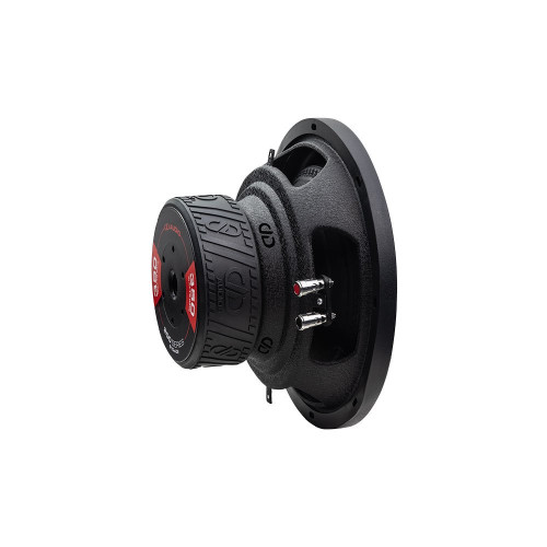 DD Audio 210e-D4, 250 mm žemų dažnių garsiakalbis, galinis vaizdas kampu, tvirtas plieninis korpusas, masyvi magnetinė sistema ir dvigubos balso ritės prijungimo gnybtai.