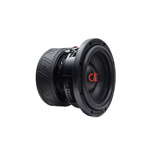 DD Audio 606d-D4, 165 mm žemų dažnių garsiakalbis, priekinis ir šoninis vaizdas su juoda membrana, plačia pakaba ir raudonu DD Audio logotipu.