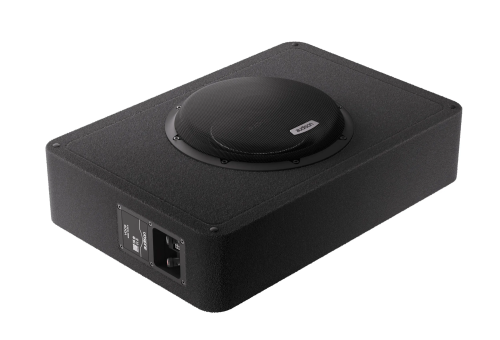 Audison AVBX 10 D4 II 1100 W žemųjų dažnių garsiakalbis uždaro tipo dėžėje su apsauginėmis grotelėmis, vaizdas kampu.