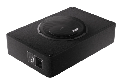 Audison AVBX 12 D4 II 1100 W žemųjų dažnių garsiakalbis uždaro tipo dėžėje su apsauginėmis grotelėmis, vaizdas kampu.