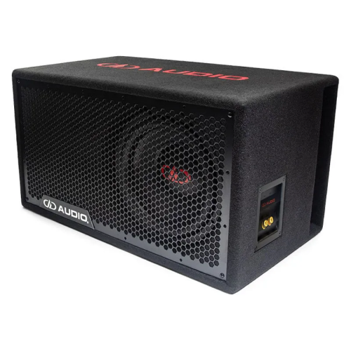 DD Audio LE-210.1a, automobilinė žemų dažnių garso kolonėlė, vaizdas kampu su faneriniu korpusu, metalinėmis grotelėmis ir prijungimo kontaktais.