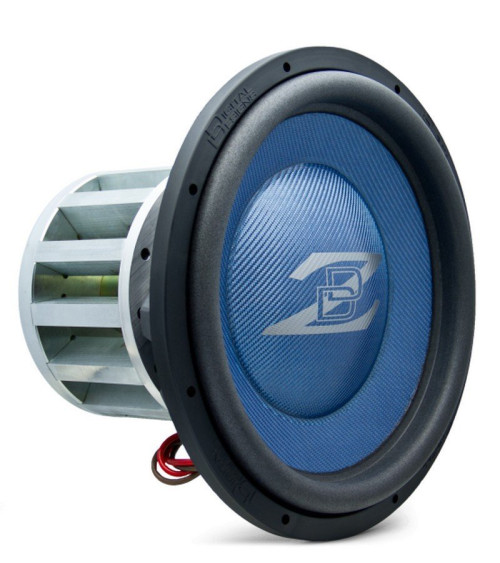 DD Audio Z 318 D1, 18 colių automobilinis žemų dažnių garsiakalbis, vaizdas kampu su mėlyna membrana, DD Audio Z logotipu ir neodimio magnetų sistema.