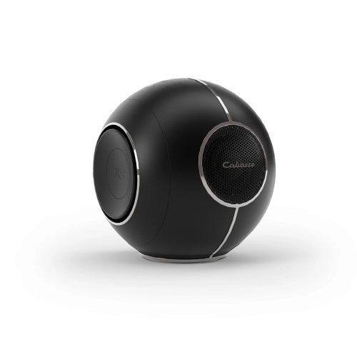 Cabasse THE PEARL MYUKI, nešiojama Bluetooth ir Wi-Fi garso kolonėlė, matinė juoda (Matte Black), vaizdas iš priekio ir šono.