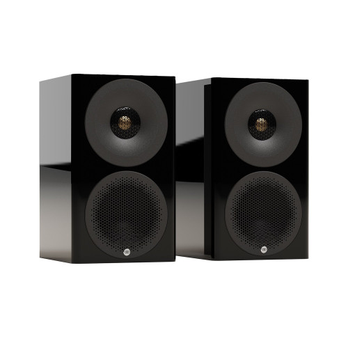 Monitor Audio Radius 3 4G, blizgios juodos spalvos lentyninės garso kolonėlės, 2 vnt. (pora), vaizdas iš priekio ir šono.
