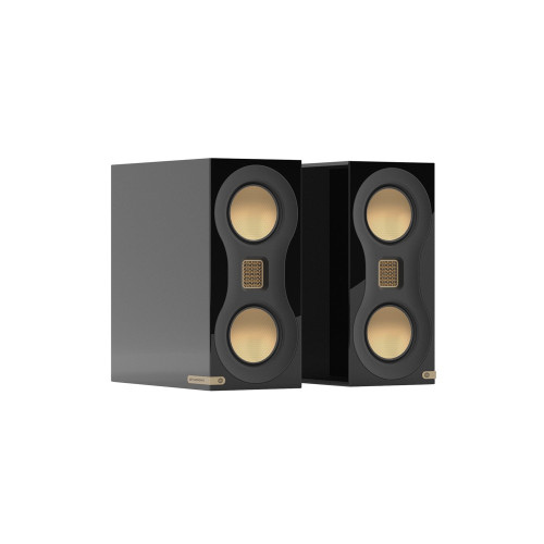 Monitor Audio Studio 89 High Gloss Black, juodų blizgių lentyninių garso kolonėlių pora su auksinės spalvos garsiakalbiais, priekinis ir šoninis vaizdai.