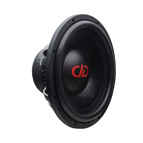 DD Audio SL715-D2, 380 mm žemų dažnių automobilinis garsiakalbis, 1000 W RMS, priekinis ir šoninis vaizdas su juoda membrana ir raudonu DD Audio logotipu.