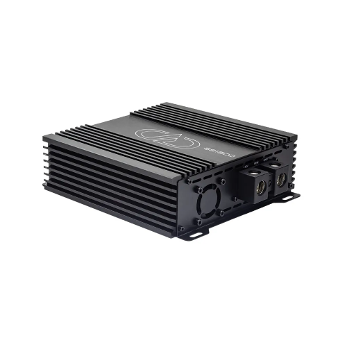 DD Audio SS1500, kompaktiškas 1500 W RMS automobilinis stiprintuvas, juodas aliuminio korpusas su aušinimo briaunomis, šoninis vaizdas.