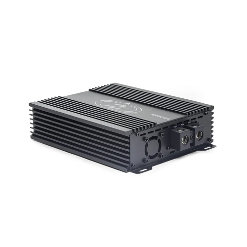 DD Audio SS3000-24V, kompaktiškas 24 V automobilinis stiprintuvas su aušinimo briaunomis ir maitinimo jungtimis, vaizdas kampu.