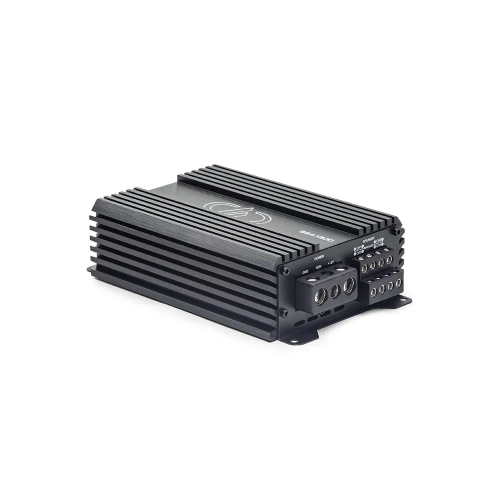 DD Audio SS4.1300, D klasės automobilinis garso stiprintuvas, juodas aliuminio korpusas su aušinimo briaunomis, maitinimo ir garsiakalbių jungtimis.