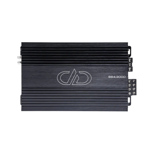 DD Audio SS4.3000, 4 kanalų D klasės automobilinis stiprintuvas, juodas korpusas su DD Audio logotipu, vaizdas iš viršaus.