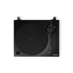 Cambridge Audio Spira, juodos spalvos vinilinių plokštelių grotuvas su Bluetooth ir integruotu fono korektoriumi, vaizdas iš viršaus.