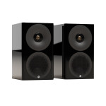 Monitor Audio Radius 3 4G, blizgios juodos spalvos lentyninės garso kolonėlės, 2 vnt. (pora), vaizdas iš priekio ir šono.