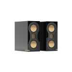 Monitor Audio Studio 89 High Gloss Black, juodų blizgių lentyninių garso kolonėlių pora su auksinės spalvos garsiakalbiais, priekinis ir šoninis vaizdai.