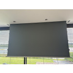 SCREENLINE 108″ motorizuotas projekcinis ekranas, įmontuotas lubose ir nuleistas priešais langus.