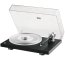 Pro-Ject Debut Reference 10 diržinės pavaros Hi-Fi patefonas su pakeltu dulkių gaubtu – vaizdas kampu
