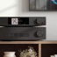 Cambridge Audio CXN100 SE tinklo grotuvas moderniame namų interjere su CX serijos stiprintuvu