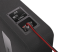 Audison AVBX 12 D4 II žemųjų dažnių garsiakalbio dėžės „Sub Smart Plug“ jungtis su prijungtais raudonu ir juodu laidais.