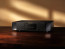 Marantz CD 70 juodas CD grotuvas interjere ant medinio paviršiaus