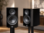 ELAC Debut 3.0 DB63 High Gloss Black lentyninių garso kolonėlių pora ant stovų