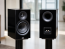 ELAC Debut 3.0 DB63 garso kolonėlė iš priekio ir galo su Bass Reflex anga bei jungtimis