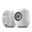 KEF LS LUXE belaidės Hi-Fi lentyninės garso kolonėlės, Mineral White – vaizdas kampu iš priekio ir galo