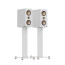 Monitor Audio Studio 89 High Gloss White, baltų lentyninių garso kolonėlių pora ant specialių baltų „Studio 89 Stand“ stovų su reguliuojamais spygliais.