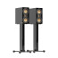 Monitor Audio Studio 89 High Gloss Black, juodų lentyninių garso kolonėlių pora ant specialių juodų „Studio 89 Stand“ stovų su reguliuojamais spygliais.