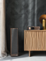 Ruark Talisman-R Walnut kolonėlė interjere su Ruark muzikos sistema