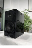 ELAC Debut 3.0 DB63 High Gloss Black lentyninė garso kolonėlė interjere