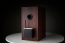Pro-Ject Wireless Box E pritvirtintas prie pasyvios medinės garso kolonėlės galinės dalies
